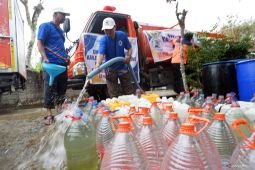 UNEJ dan KAUJE salurkan 20 ribu liter air bersih untuk Tulungagung