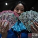 Jumat ini rupiah menguat menjadi Rp17.896 per dolar AS
