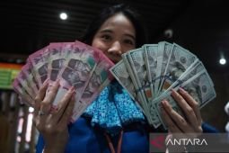 Jumat ini rupiah menguat menjadi Rp17.896 per dolar AS