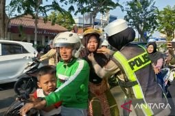 Polisi gandeng perusahaan media bagikan helm gratis di Pamekasan