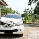 Mobil tertemper KA Tawang Alun di perlintasan Jatiroto