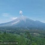 Semeru tiga kali erupsi dengan tinggi letusan hingga 1 km