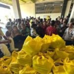 Golkar salurkan paket sembako untuk sopir angkot di Terminal Joyoboyo