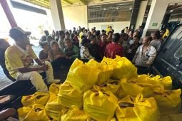 Golkar salurkan paket sembako untuk sopir angkot di Terminal Joyoboyo