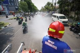 Pemadam Kebakaran Surabaya intensifkan pembasahan jalan redam panas