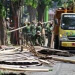 Penertiban bangunan liar di Sidoarjo