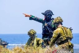 Marinir TNI AL dan ADF perkuat kemampuan operasi amfibi di pantai