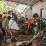 BPBD Lumajang bersihkan dua rumah dari timbunan tanah longsor