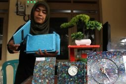 Wirausaha kreatif pengolahan limbah plastik