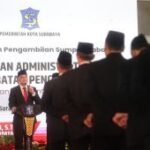 Rapor di balik kursi yang berganti