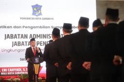 Rapor di balik kursi yang berganti
