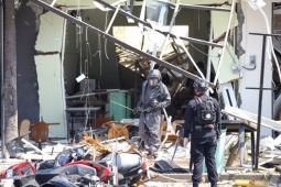 Gegana menyisir lokasi ledakan di San Antonio Surabaya
