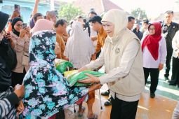 Khofifah pastikan stok bahan pokok aman dan terjangkau di Magetan